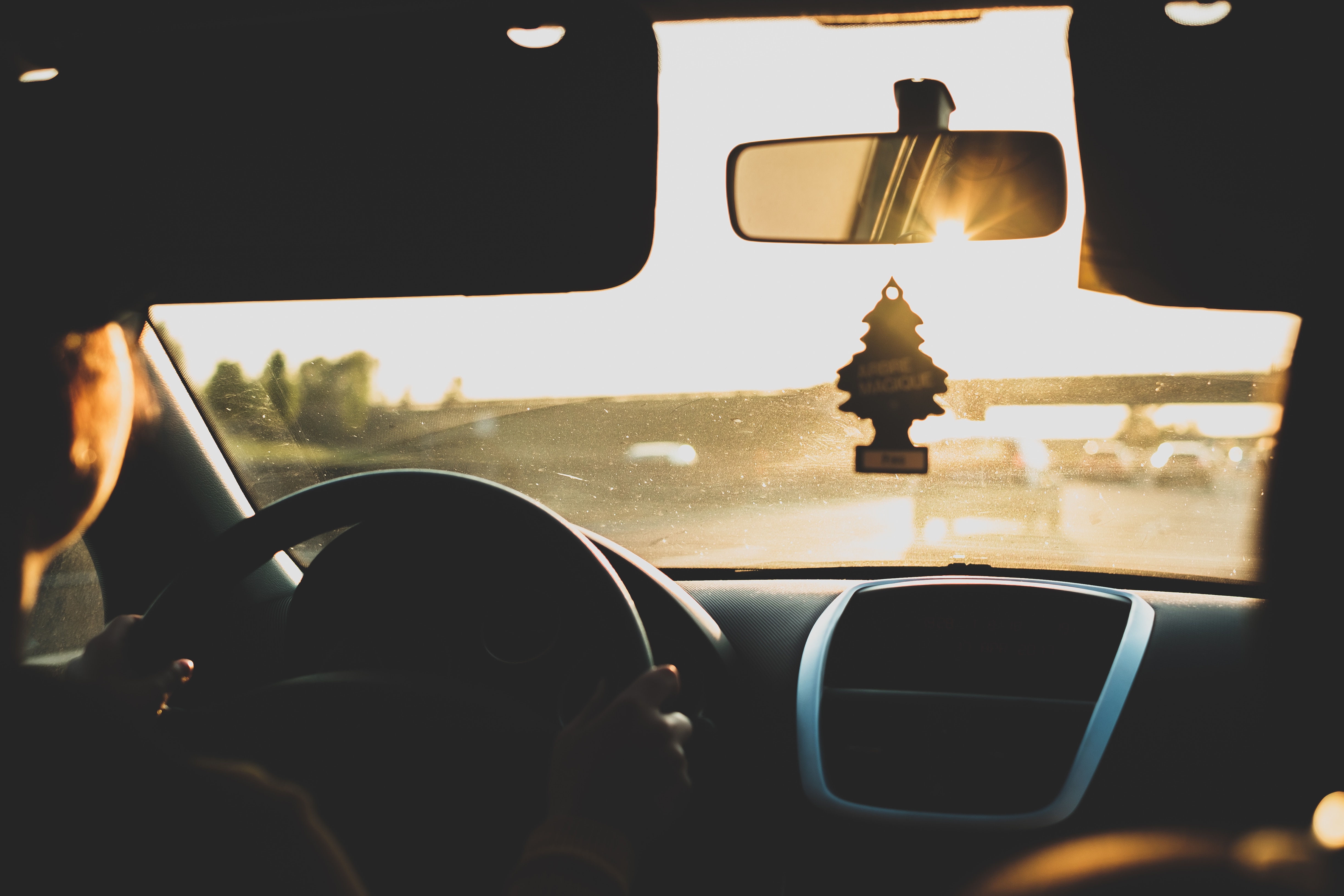 Så här blir du av med dålig lukt i bilen
