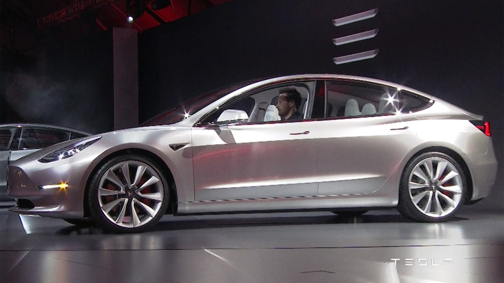Tesla Model 3 – lär känna Teslas nya vrålåk!